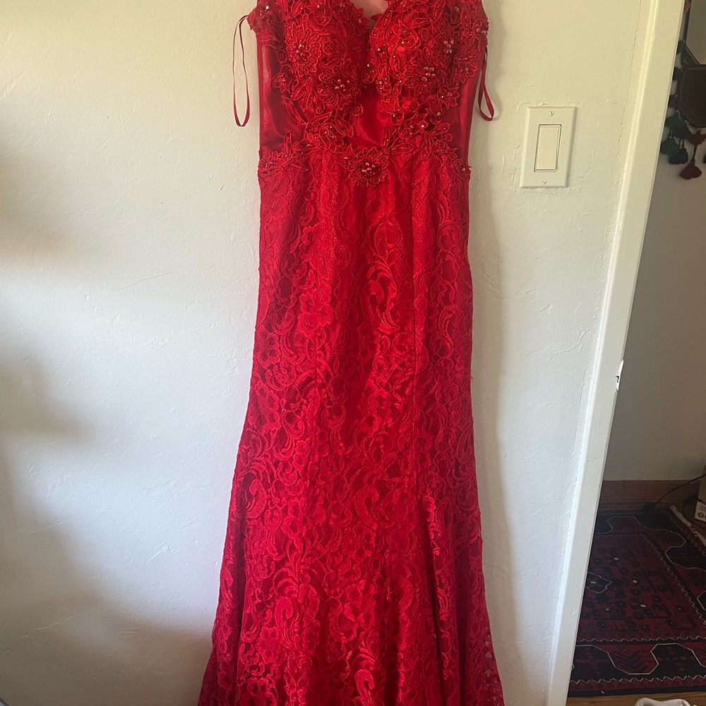 Swing floral Guipute lace Elegant redEvening  gown